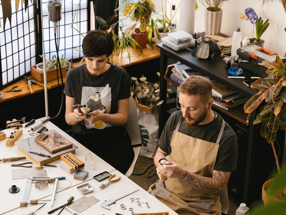 Deux artisans bijoutiers travaillent à leur établi
