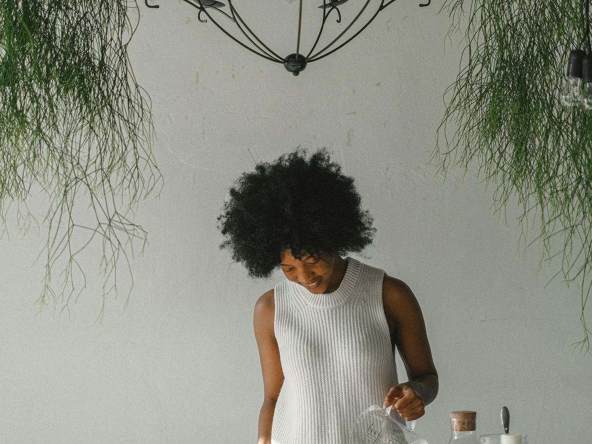 Une artisane fabrique des bougies dans son atelier